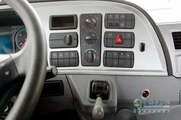 欧曼gtl 6系重卡 430马力 6x4 牵引车 驾驶按钮