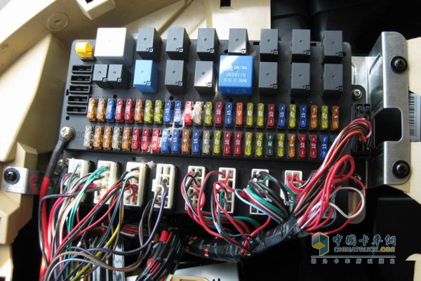 中国重汽豪沃a7的继电器控制板和熔断器