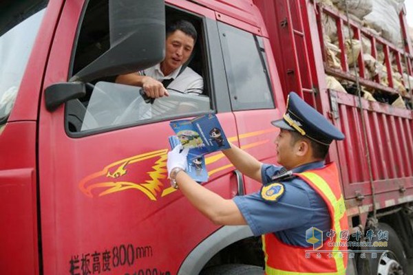 拒绝超载货车上路部分高速入口拥堵