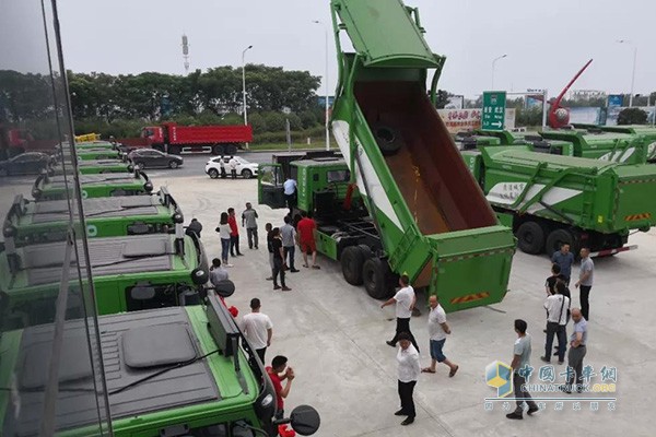 用户参观上汽红岩智能渣土车