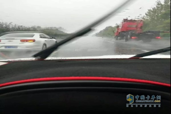 阜阳服务站派车冒大雨紧急配送零件