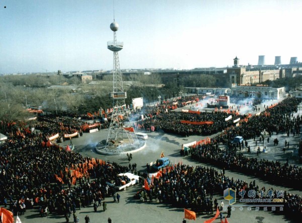1986年2月14日,在1号门广场上召开了盛大的换型改造动员大会