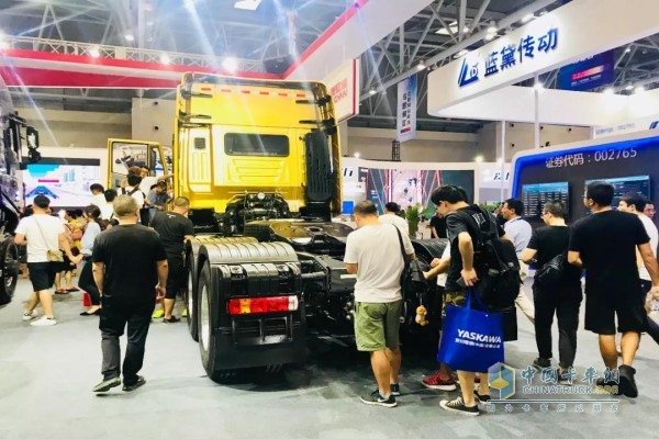 智能网联6×6全驱大件运输车