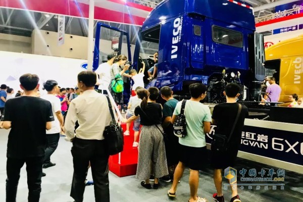 智能网联6×6全驱大件运输车