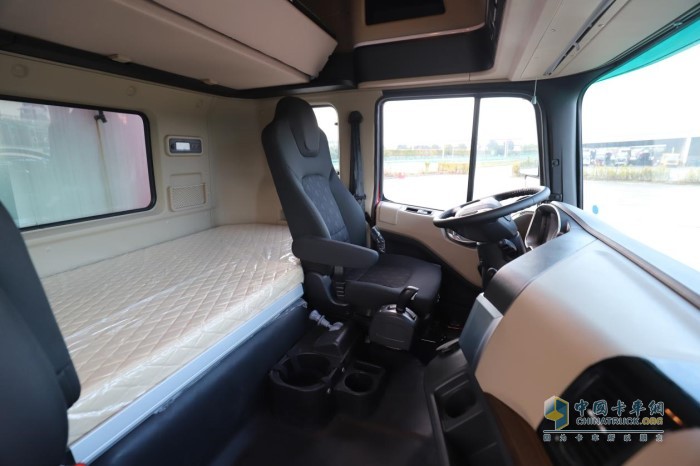 格尔发旗舰版amt自动挡8×4载货车高顶双卧平地板驾驶室