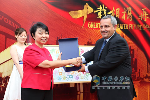 沃尔沃卡车中国区总裁陆博天（右）为北京沃卡董事长王新兰女士（左）颁发纪念奖品庆祝北京沃卡十年辉煌.JPG