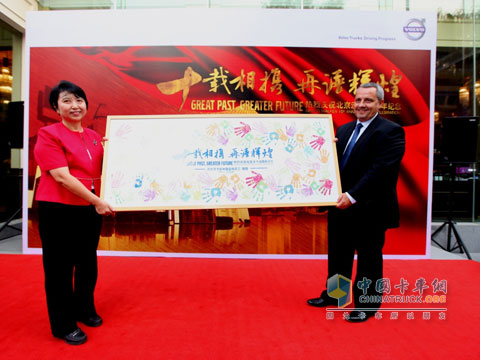 沃尔沃卡车中国区总裁陆博天（右）与北京沃卡董事长王新兰女士（左）共同庆祝北京沃卡十周年