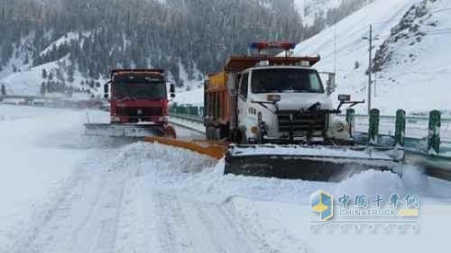 重汽除雪车