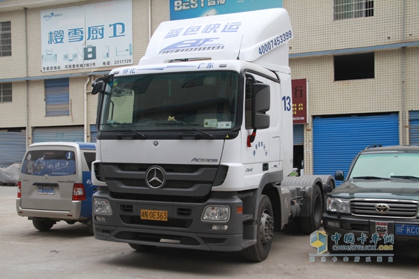 蓝色快运采购的奔驰Actros2641牵引车