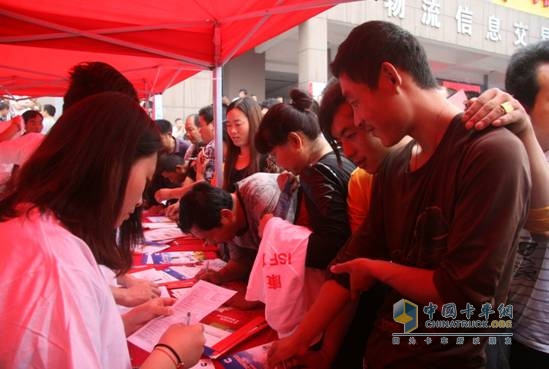 福田康明斯成都推荐会现场，司机朋友在填写问卷