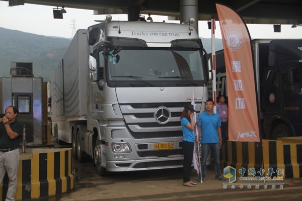 现场的奔驰Actros2646卡车