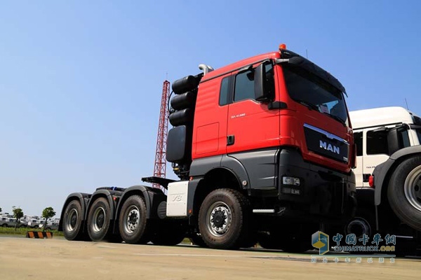 国内首辆MAN TGX41.680大件牵引车到港