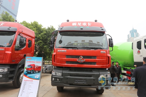 东风柳汽 霸龙M53S 潍柴375马力 国四 8×4载货车