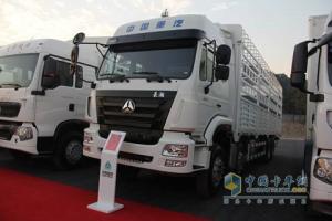 中国重汽 T5G 290马力 8X4 LNG 仓栅车