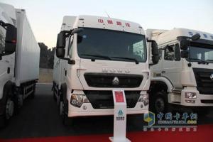 中国重汽 T5G 290马力 8X4 LNG 仓栅车