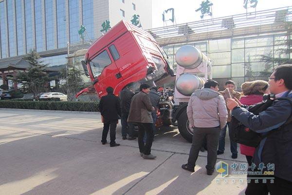 陕汽重卡德龙新M3000在山西举行推介会