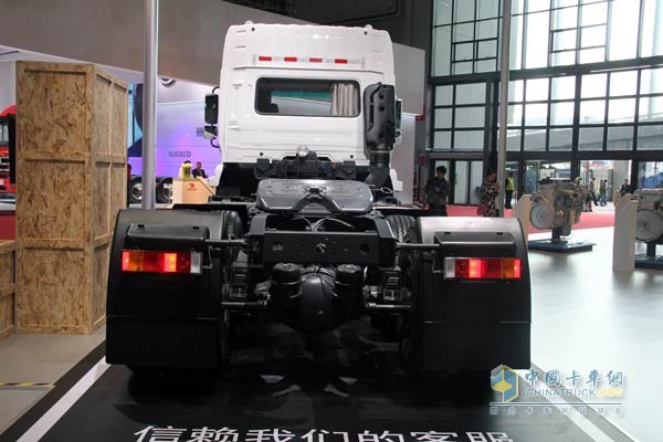 东风天龙（小）6×4牵引车 亮相上海车展