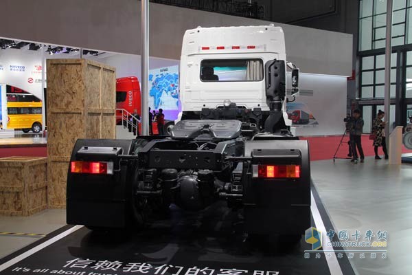 东风天龙（小）6×4牵引车 亮相上海车展