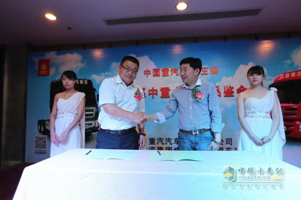 宁波新重汽汽车销售公司与宁波(舟山)聚合集卡公司举行购车签约仪式