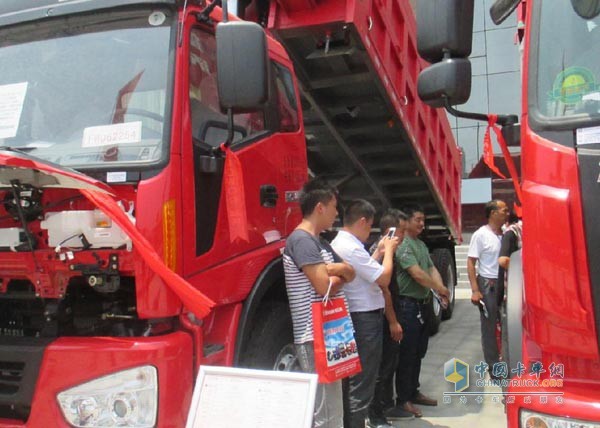 用户参观瑞沃样车