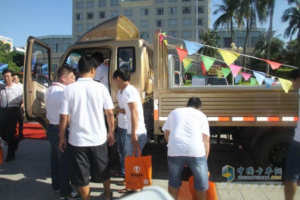 现场用户抢购28台 奥驰汽车万里行炫动海口