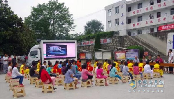 奥驰万里行团队到达的流长小学