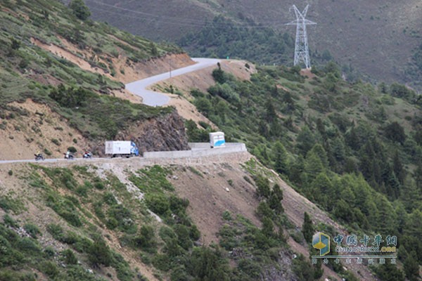 崎岖山路