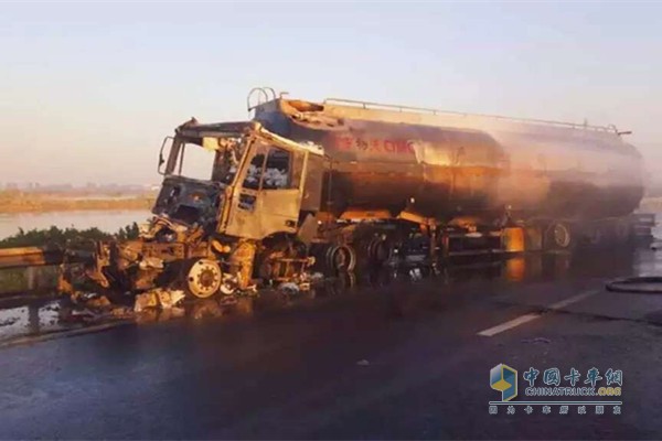 上汽依维柯红岩 红岩杰狮 牵引车