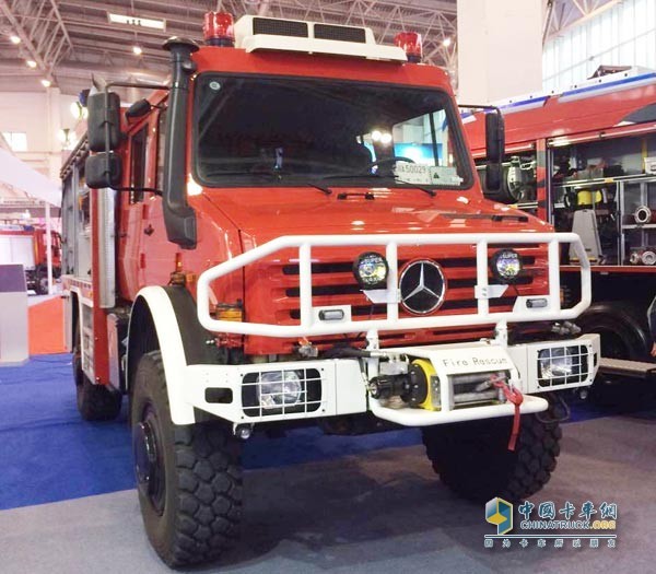 使用奔驰Unimog U5000底盘全地形水泡沫消防车