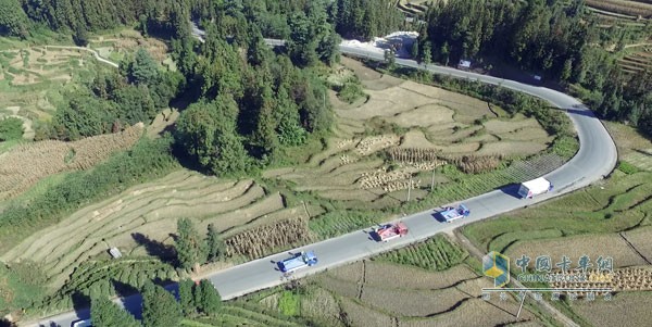 PROJEN(铂骏)穿行在田间小道上