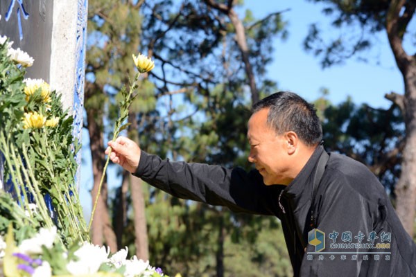 著名滇西抗战史专家李正向烈士鲜花