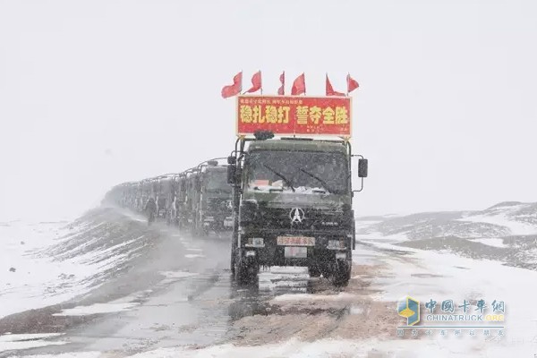 执勤车队遭遇暴风雪，车队在冰雪路面上行驶