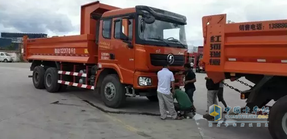 昆明客户查看德龙X3000自卸车