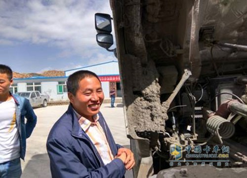 联合卡车首届技能比武大赛冠军，刚查顺捷服务站朱兵站长在与学员分享经验