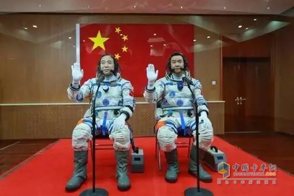 神舟十一号航天员景海鹏(左)、陈冬出征仪式在酒泉卫星发射中心举行