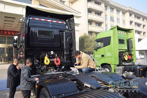 客户围观新车