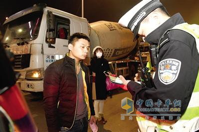 河南10地市异地用警严查渣土车