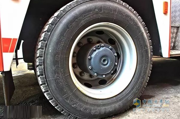 轮胎尺寸分别为前385/55 R22.5，后315/70 R22.5