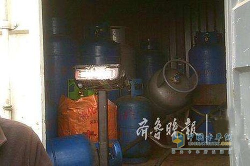 载十余个液化气钢瓶涉非法运输危化品