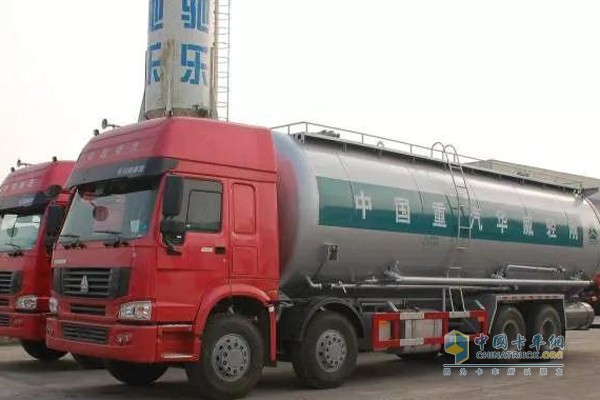 中国重汽油罐车