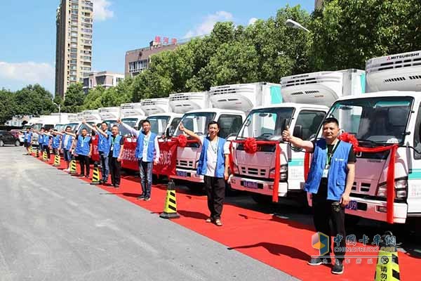 浙江长典医药有限公司首批庆铃五十铃600P冷藏车交付仪式现场