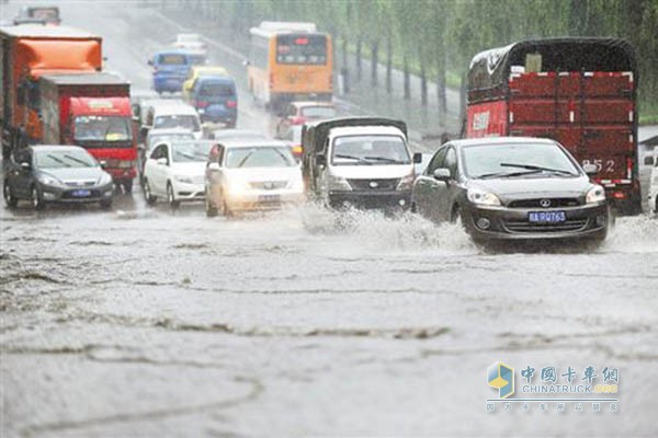 强降雨严重影响交通