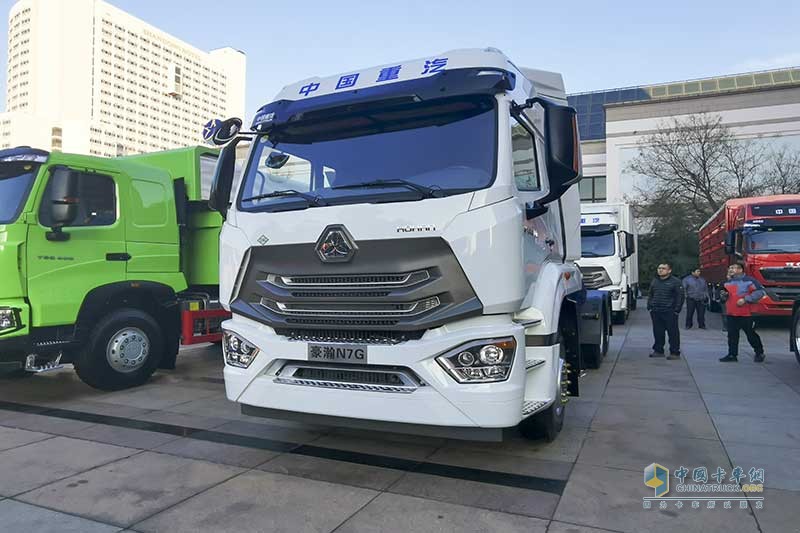 中國重汽 豪瀚 n7g 480馬力 6×4 天然氣 牽引車