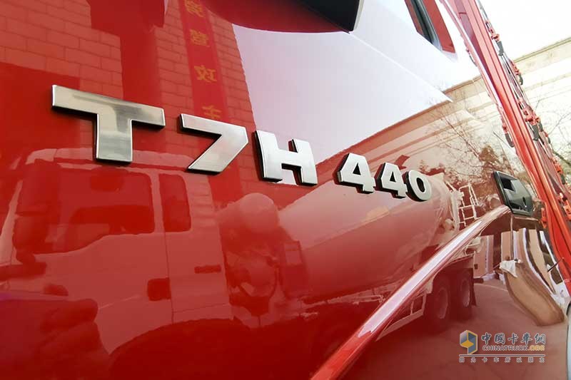 中国重汽 HOWO T7H 440马力 6×2 中置轴 货车列车