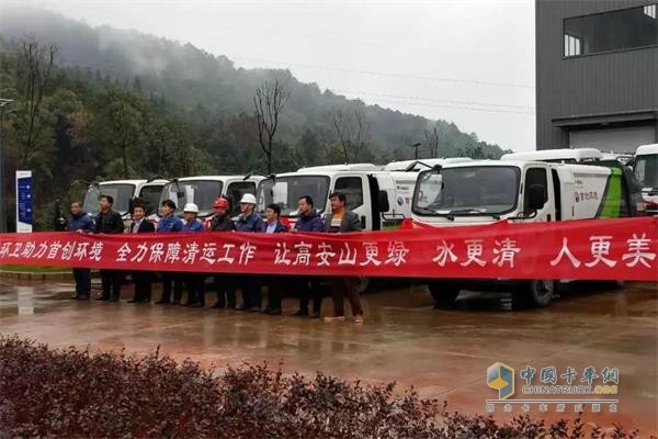 宇通压缩式垃圾车交付江西