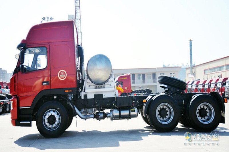 大运 新N8E重卡 430马力 6X4 LNG牵引车(奔驰桥)(CGC4253N53CA)