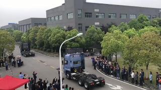 东风无人驾驶智能卡车演示跟车