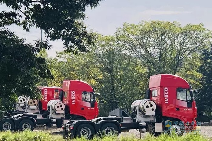 上汽红岩 红岩杰狮C6 牵引车 燃气车