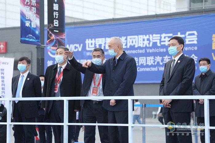 中央政治局委员、北京市委书记蔡奇等与会嘉宾现场观摩自动驾驶演示