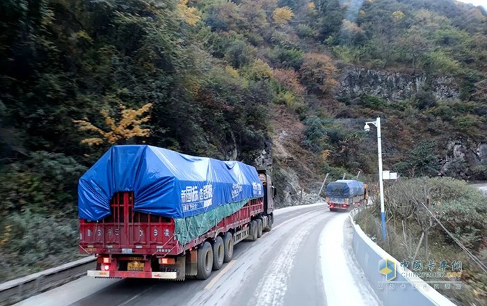 峡谷内路况复杂多变